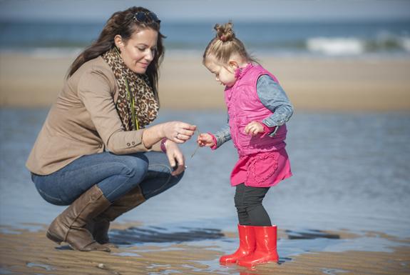 Schelpjes zoeken op het strand | Boomhiemke